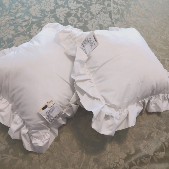 Vintage Wamsutta by Springfield White 19" Square Ruffled Scatter Pillows (2) - Picture 3 of 6
